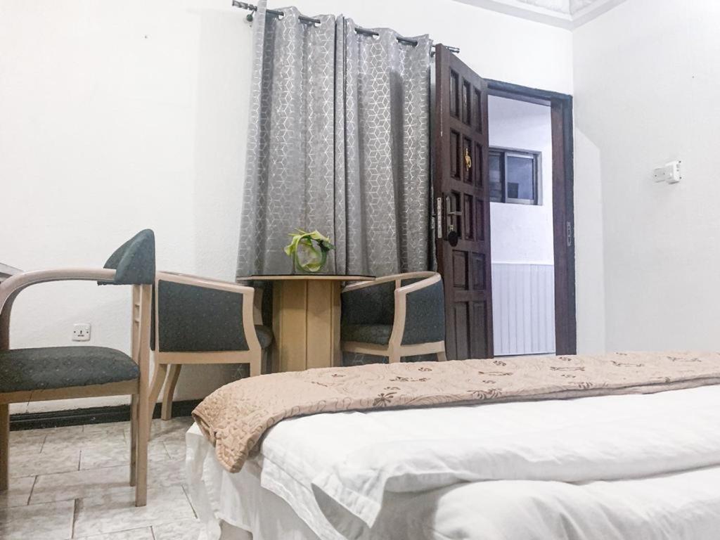 Hill View Hotel West Airport Аккра Екстер'єр фото