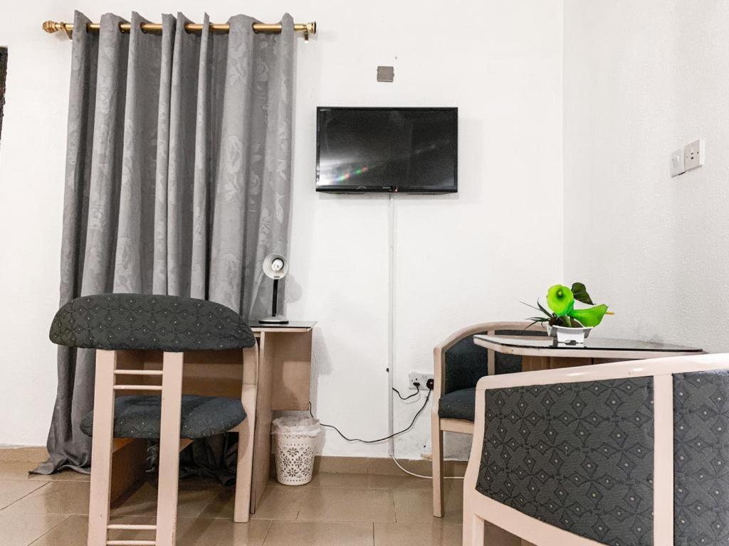 Hill View Hotel West Airport Аккра Екстер'єр фото