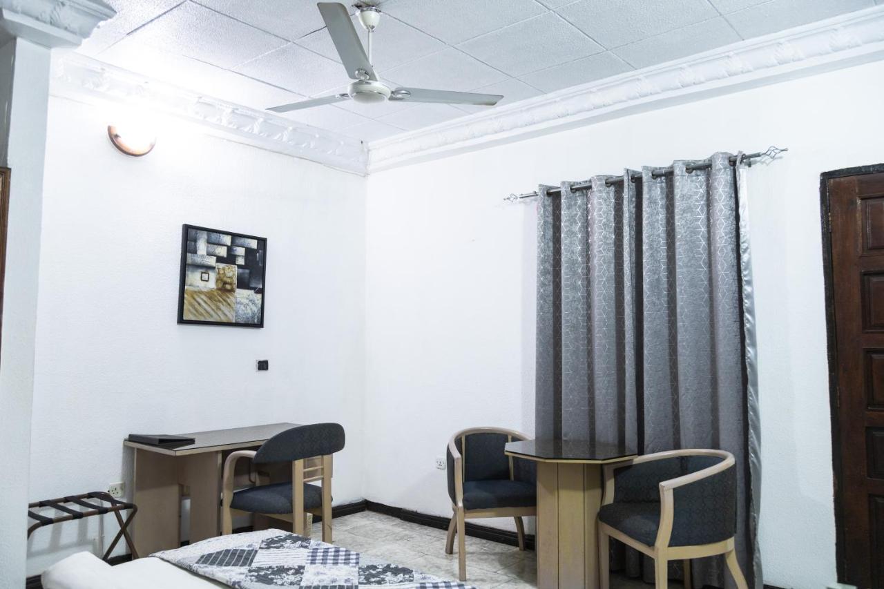 Hill View Hotel West Airport Аккра Екстер'єр фото