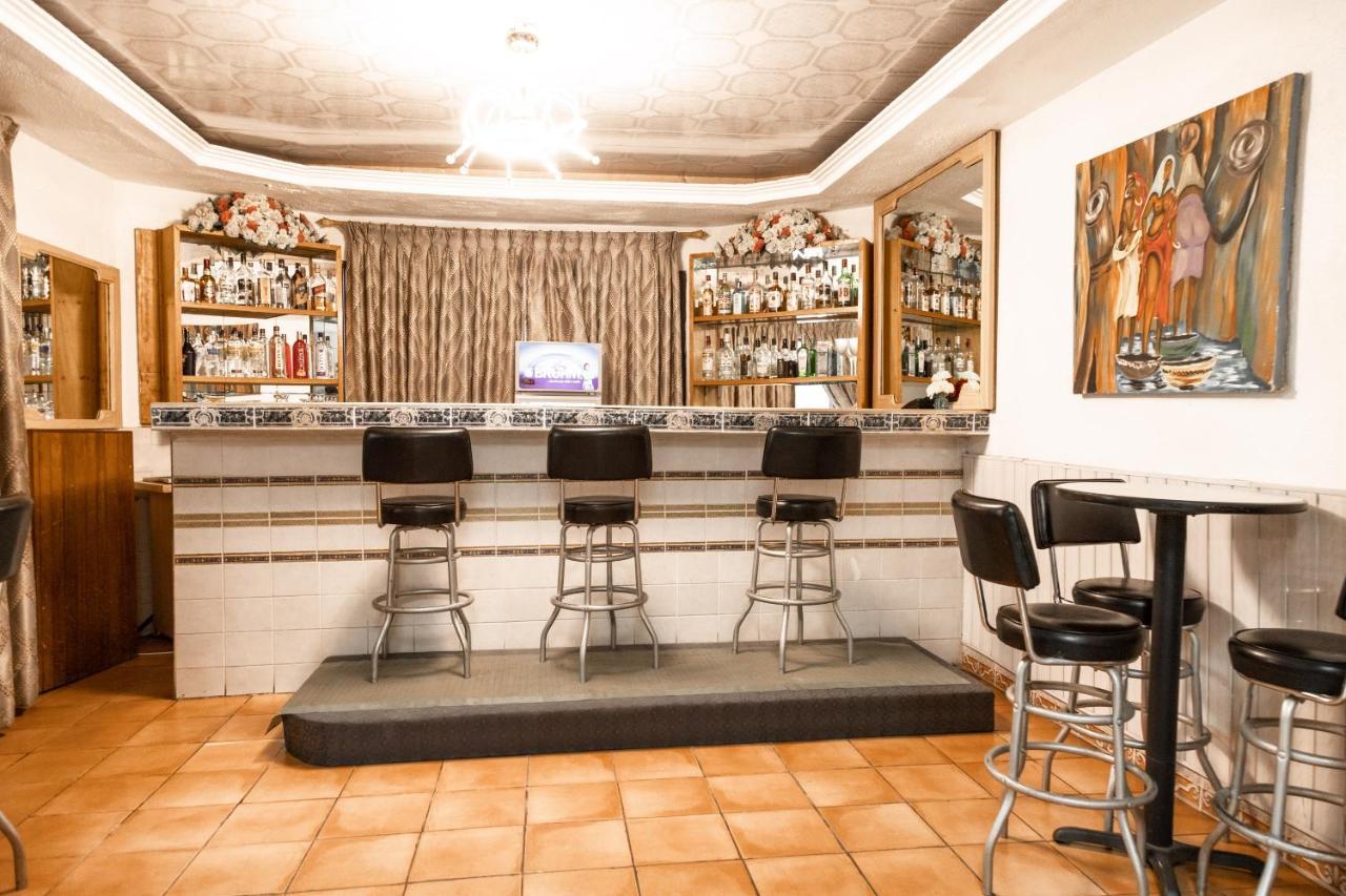 Hill View Hotel West Airport Аккра Екстер'єр фото